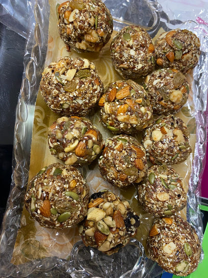 Laduu-Fruit and nut (gola)